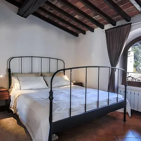 Santa Croce At Your Fingertips. Firenze
